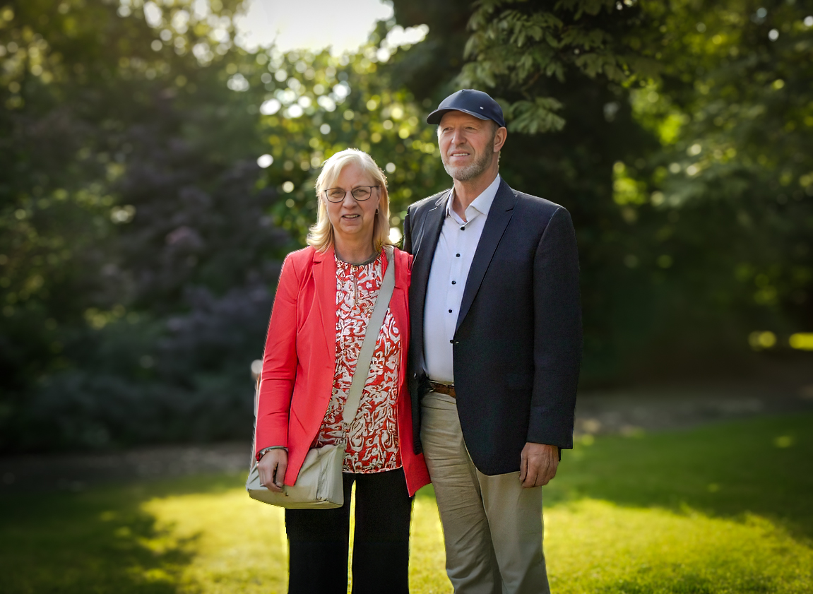 Annelen%20und%20Wilhelm%20Engelken%20mit%20ihren%20Söhnen%20Matthias,%20Jens%20und%20Christian%20sowie%20den%20Hofhunden%20Tessa%20und%20Dora%20%282023%29.jpeg